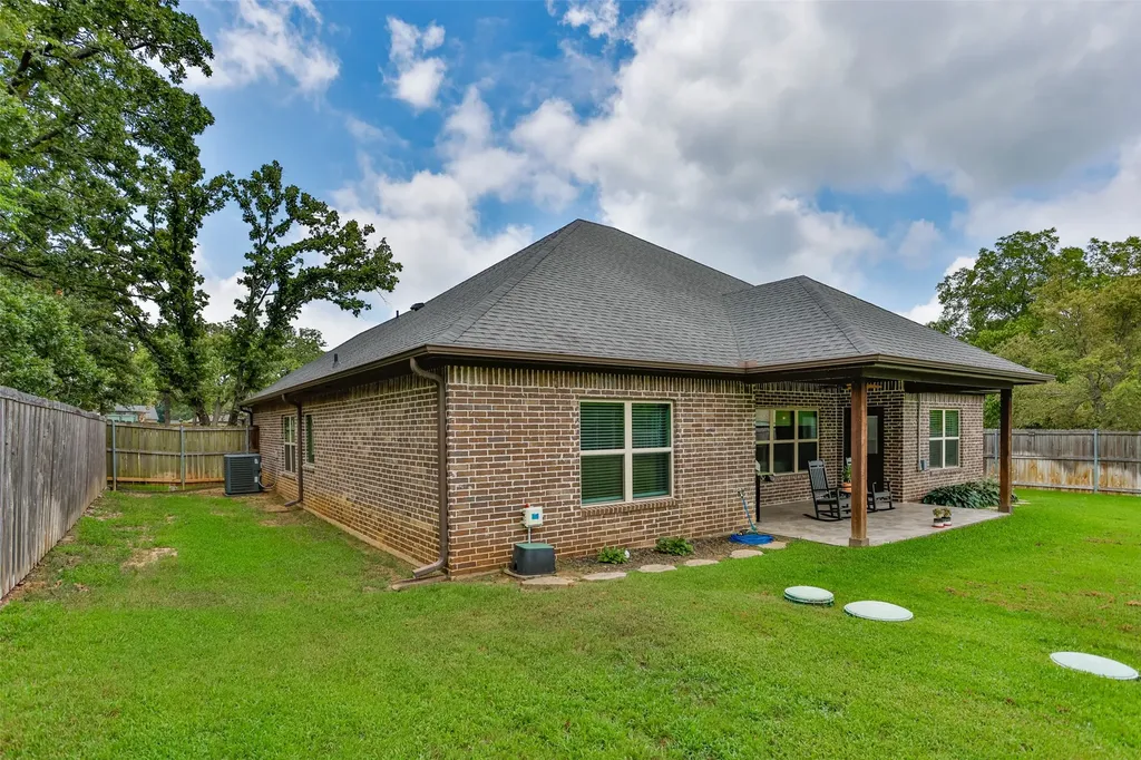 110 E Iriquois Drive Lake Kiowa TX 76240