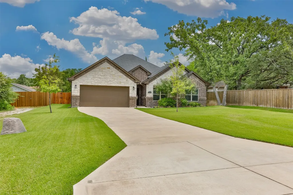 110 E Iriquois Drive Lake Kiowa TX 76240