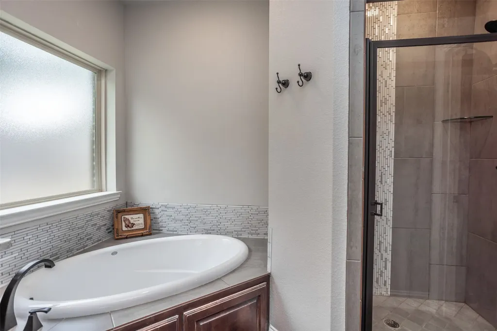 110 E Iriquois Drive Lake Kiowa TX 76240
