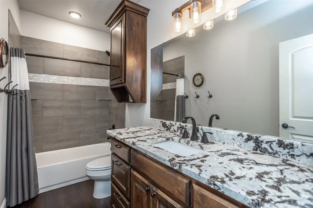 110 E Iriquois Drive Lake Kiowa TX 76240
