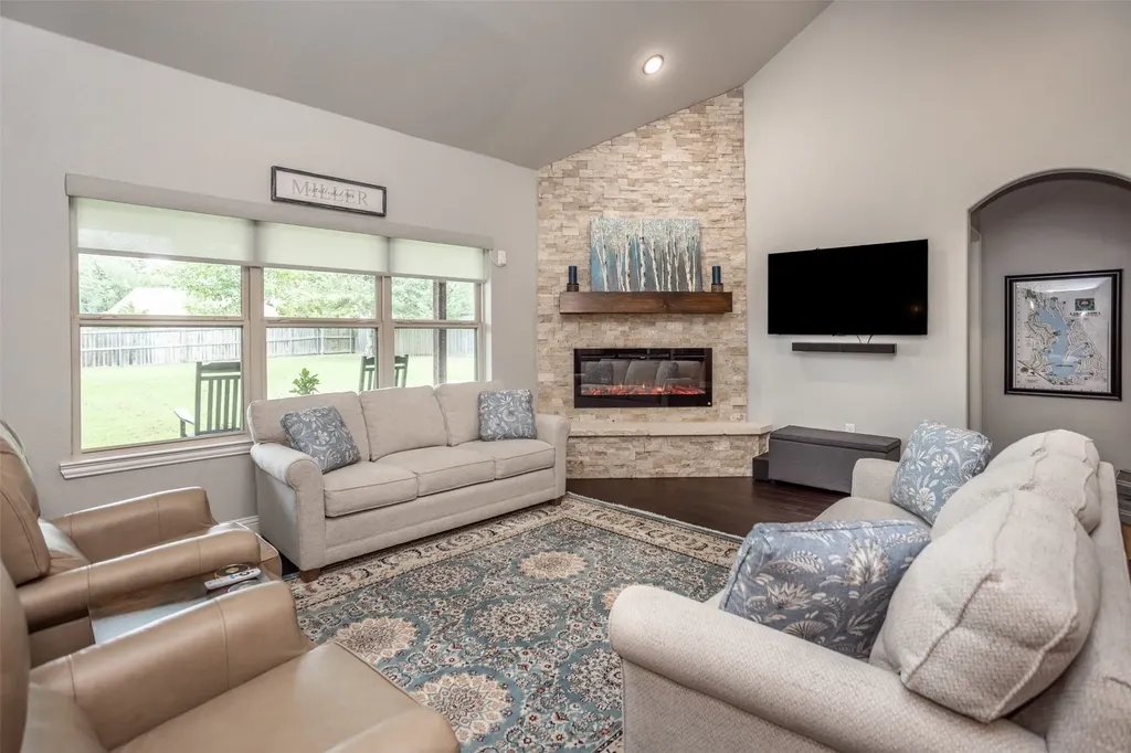 110 E Iriquois Drive Lake Kiowa TX 76240