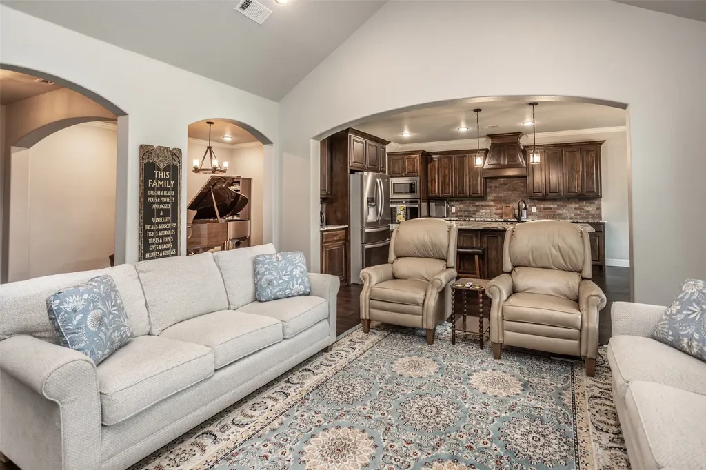 110 E Iriquois Drive Lake Kiowa TX 76240