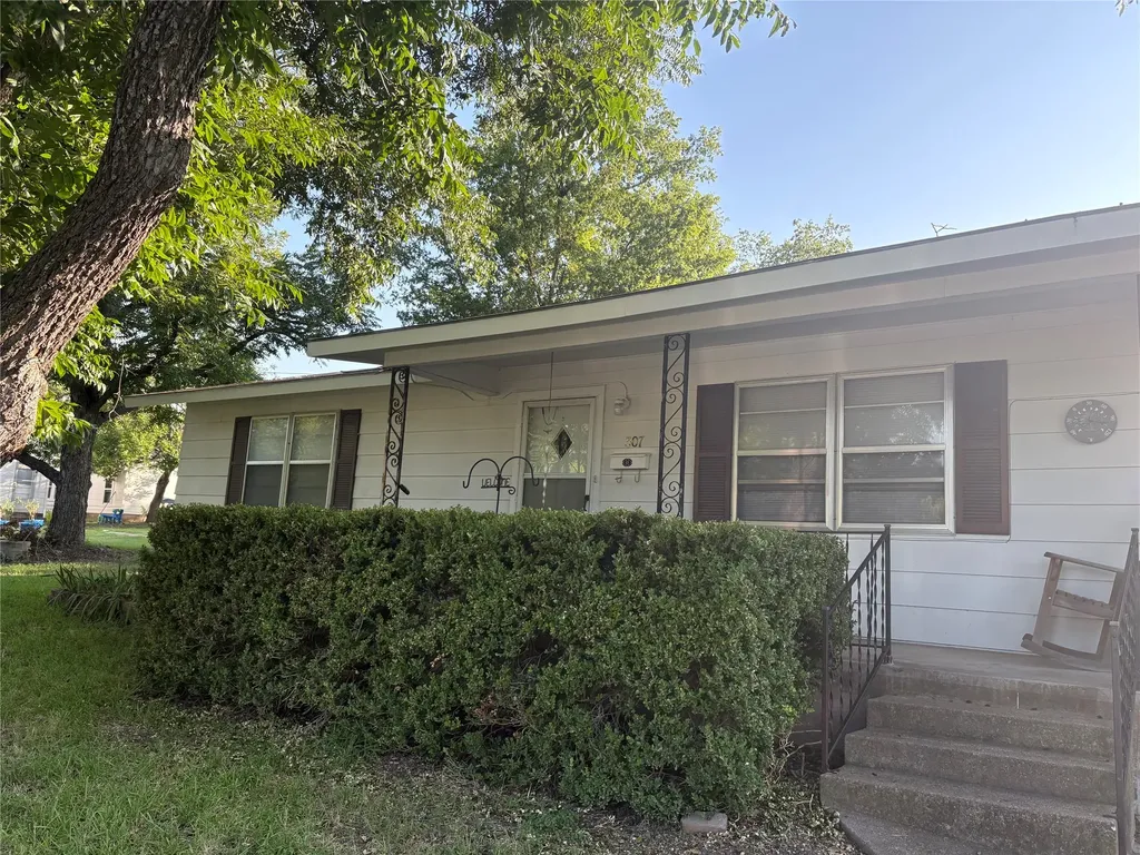 307 S Avenue P Clifton TX 76634