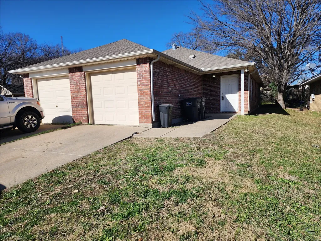 939 Baker Street Fort Worth TX 76104