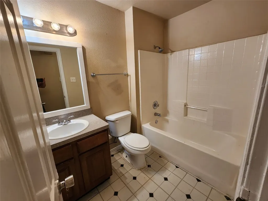 939 Baker Street Fort Worth TX 76104