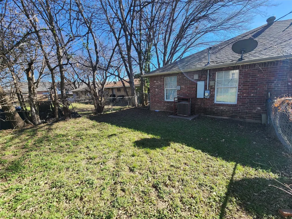 939 Baker Street Fort Worth TX 76104