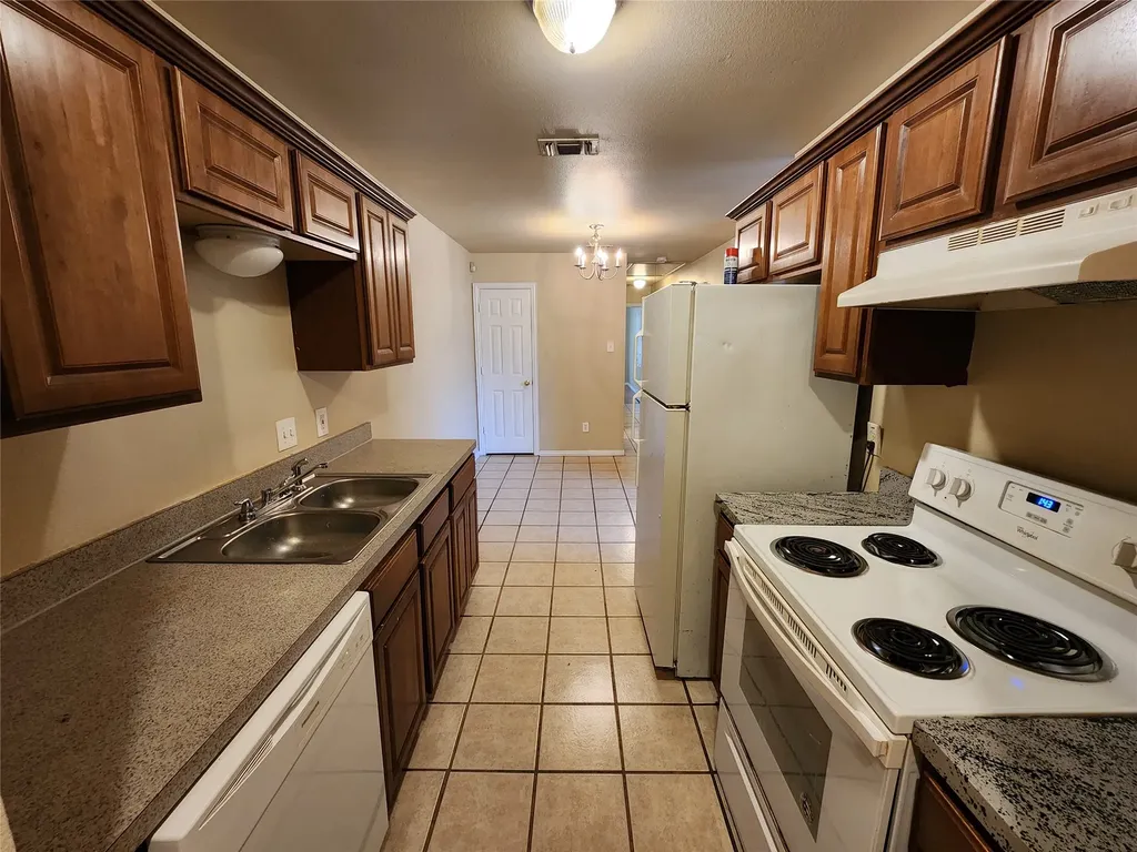 939 Baker Street Fort Worth TX 76104