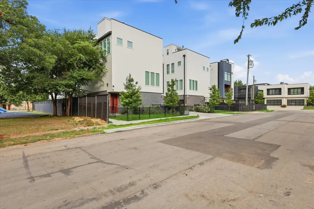 2015 California Drive Dallas TX 75204