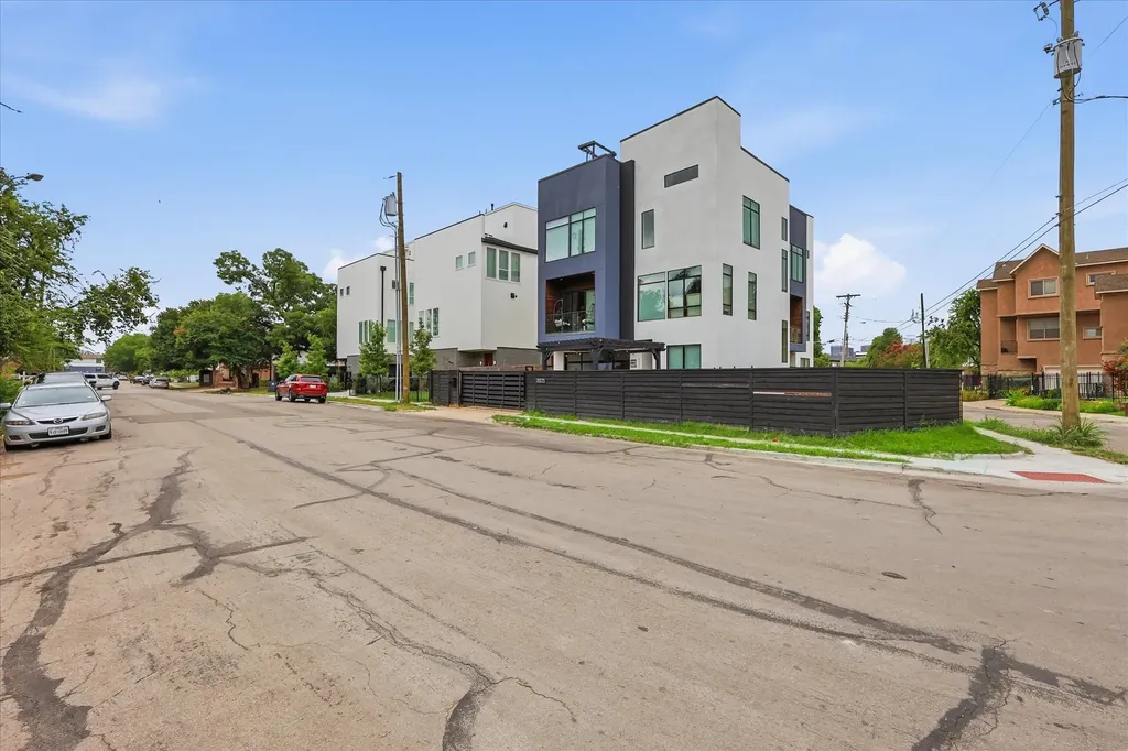 2015 California Drive Dallas TX 75204