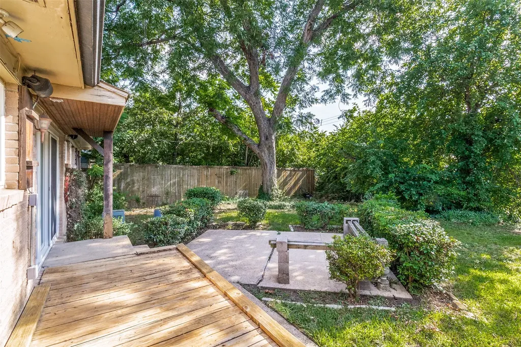 8935 Boundbrook Avenue Dallas TX 75243