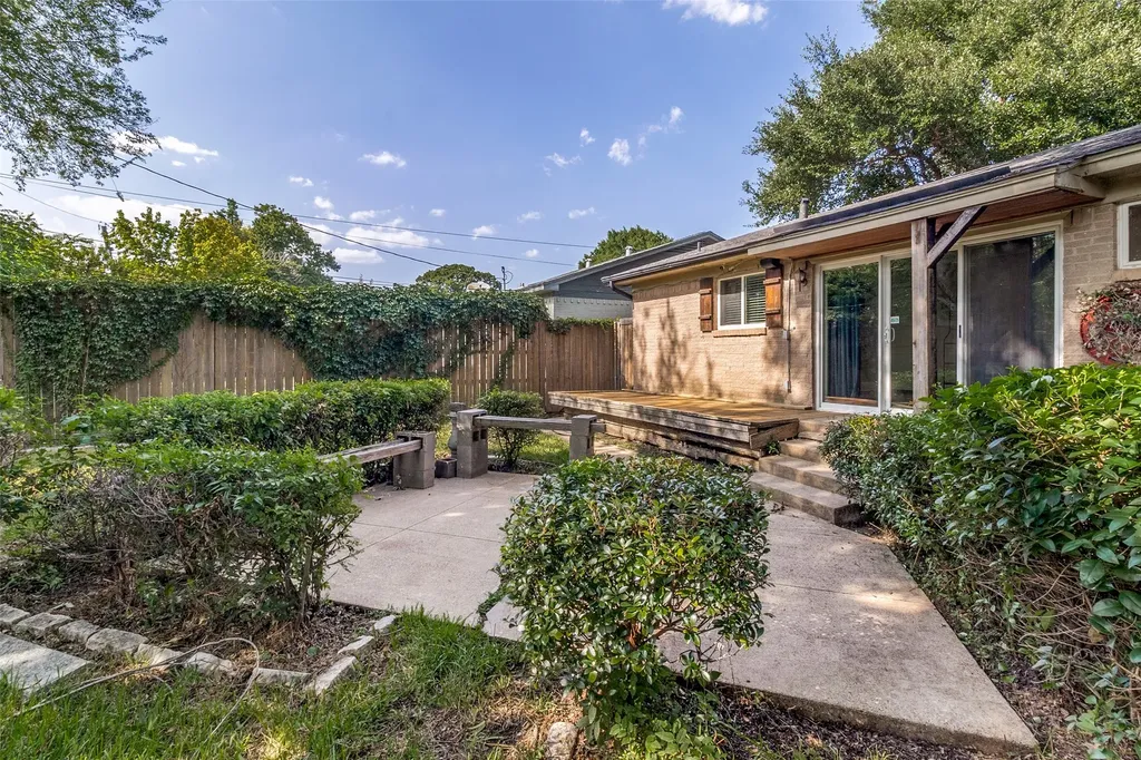8935 Boundbrook Avenue Dallas TX 75243