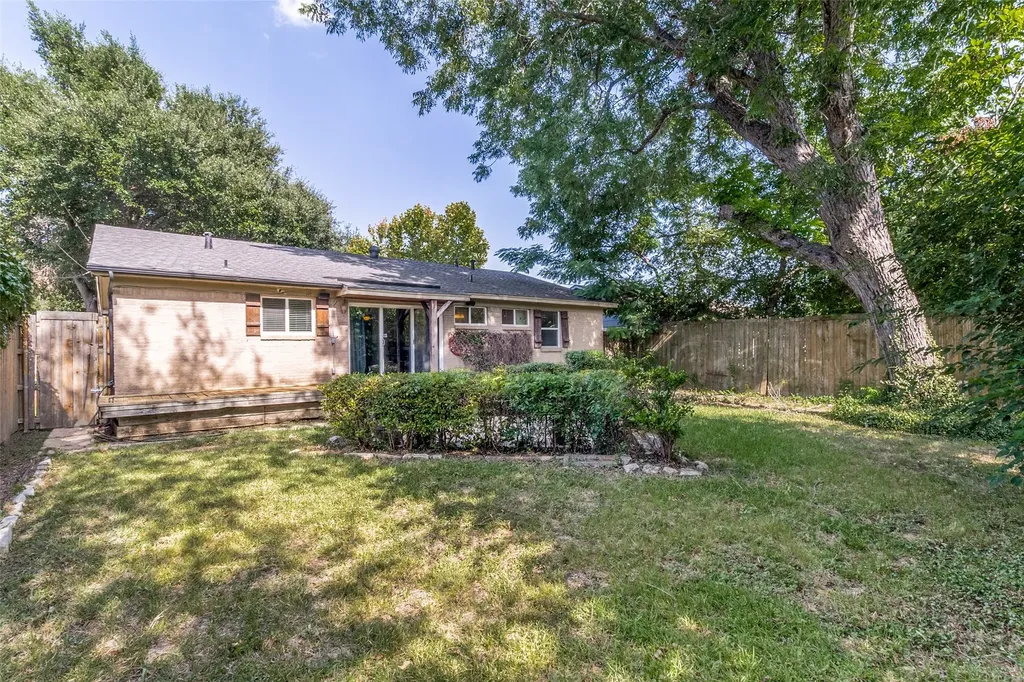 8935 Boundbrook Avenue Dallas TX 75243