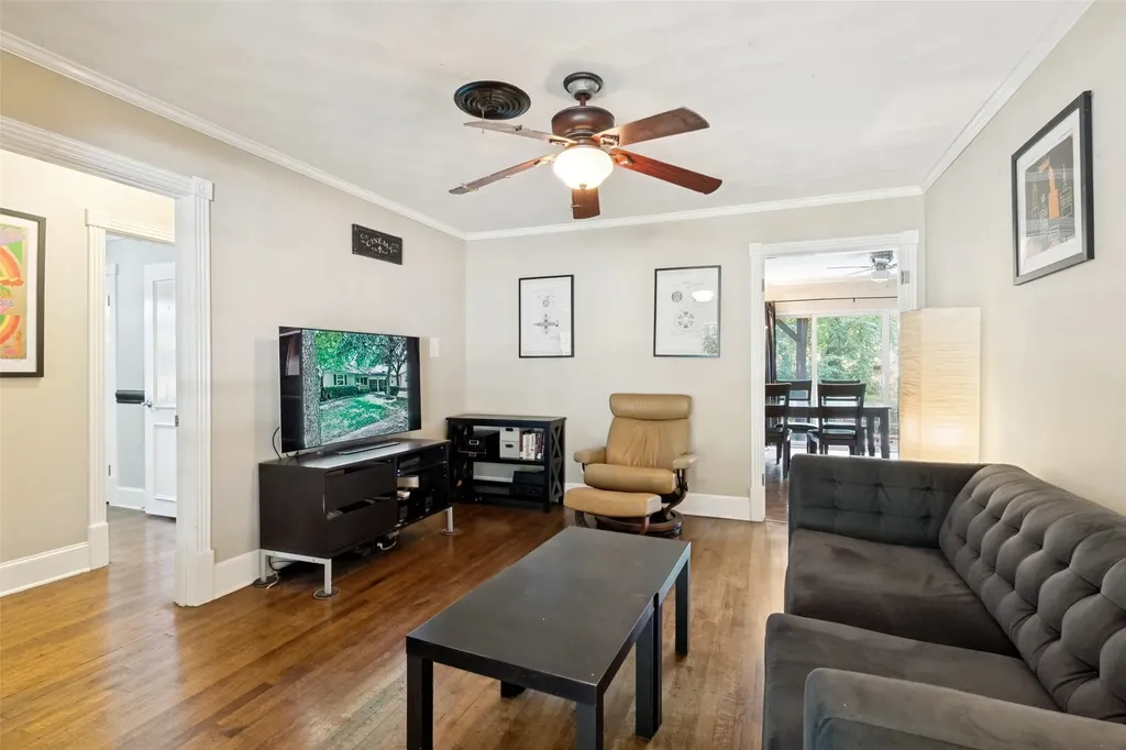 8935 Boundbrook Avenue Dallas TX 75243