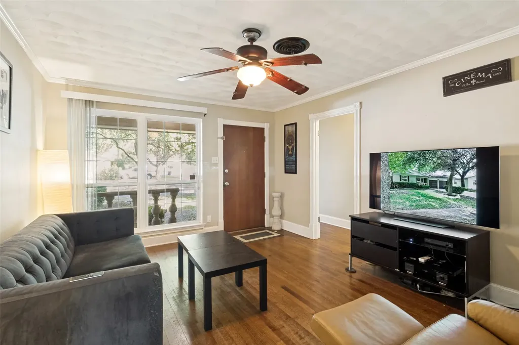 8935 Boundbrook Avenue Dallas TX 75243