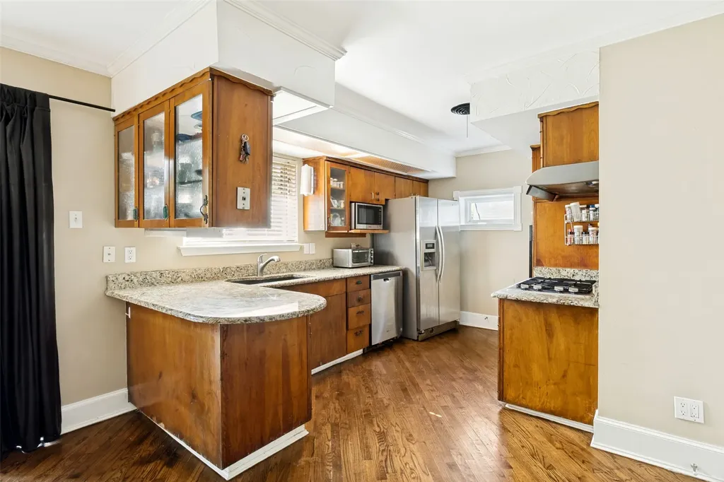 8935 Boundbrook Avenue Dallas TX 75243