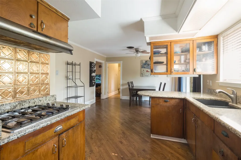 8935 Boundbrook Avenue Dallas TX 75243