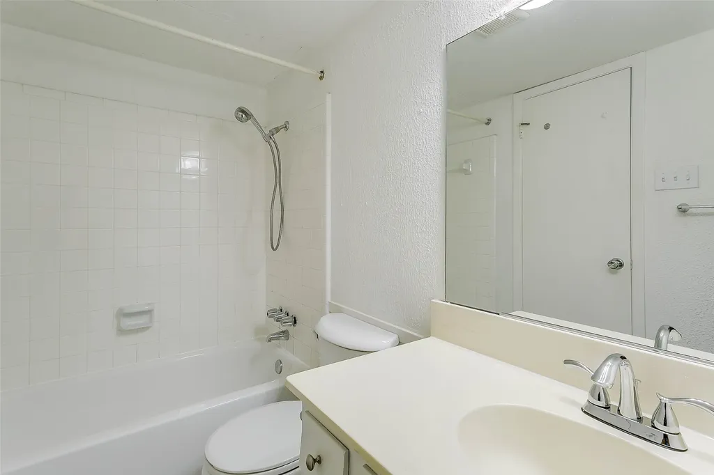 2651 Via Los Altos Carrollton TX 75006