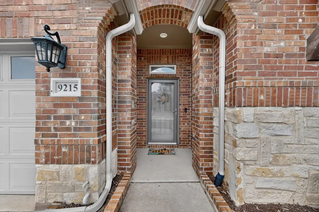 9215 Moon River Court Arlington TX 76002