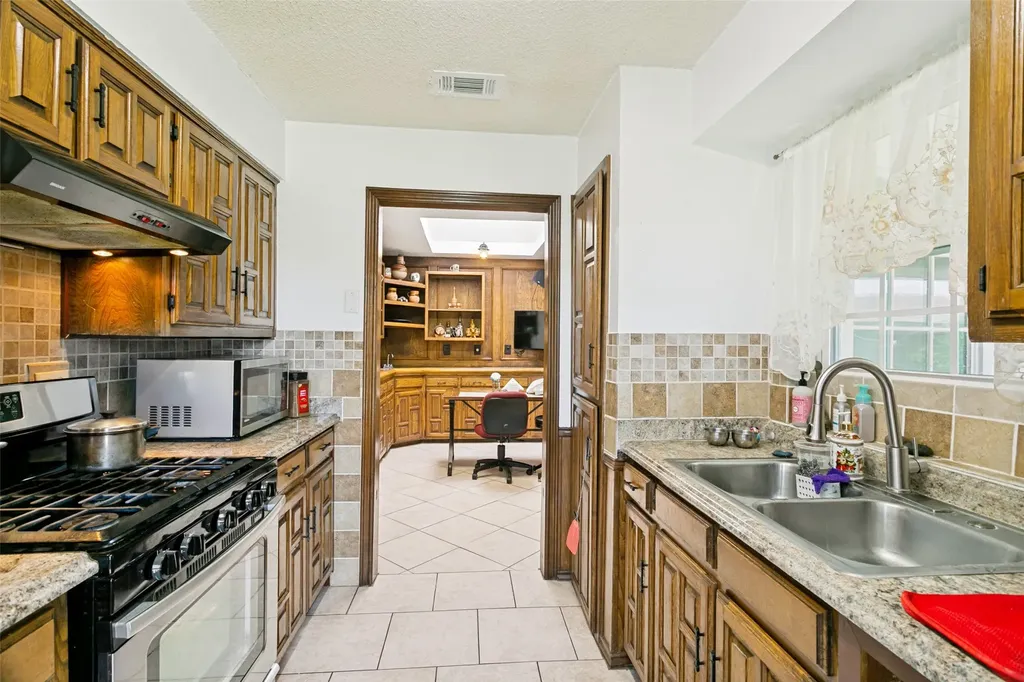 1032 Cherrywood Lane Carrollton TX 75006