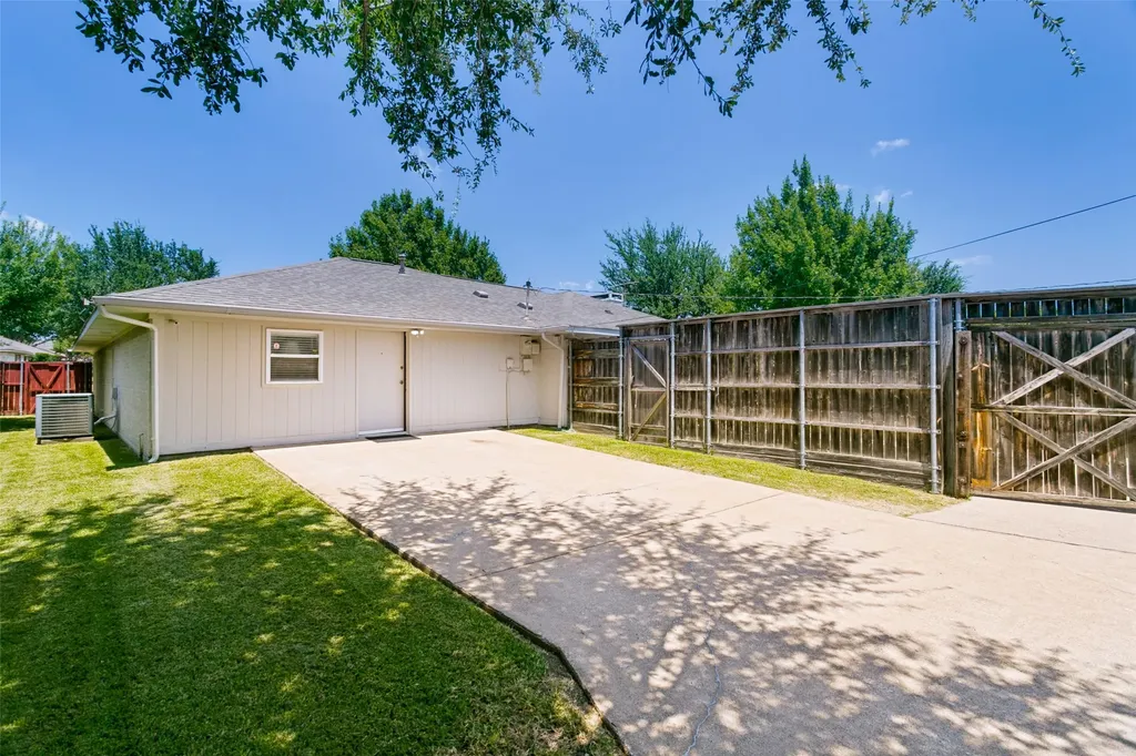 1032 Cherrywood Lane Carrollton TX 75006