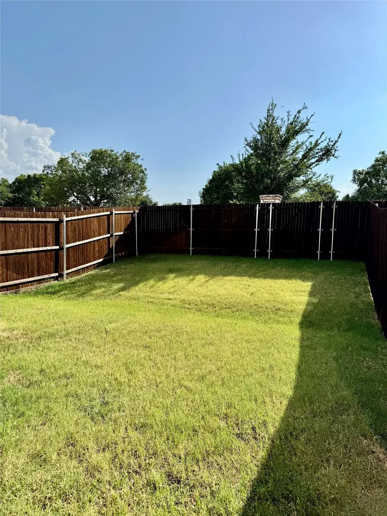 548 Hutchinson Lane Lewisville TX 75077