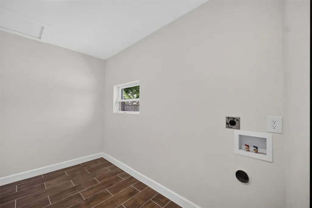 505 Pleasant Valley Road Garland TX 75040