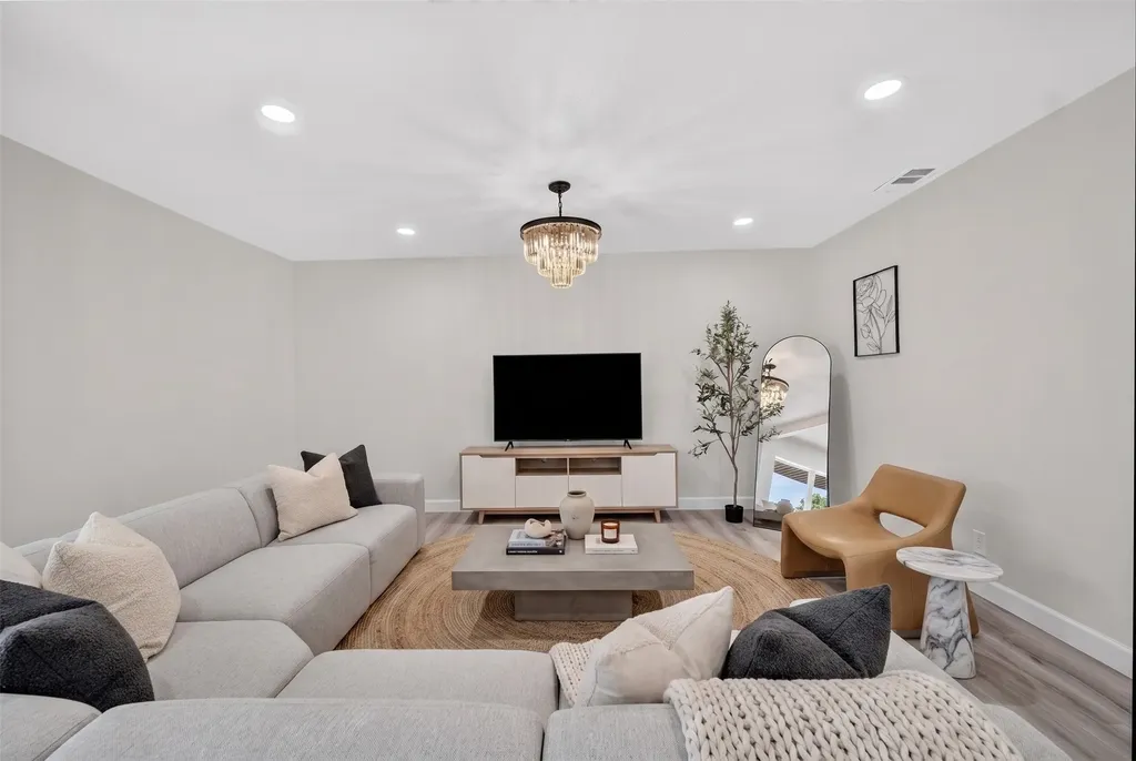505 Pleasant Valley Road Garland TX 75040