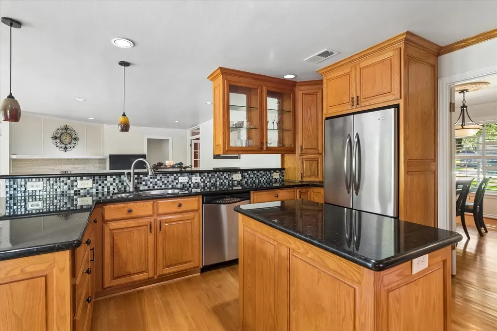 205 Thompson Drive Richardson TX 75080