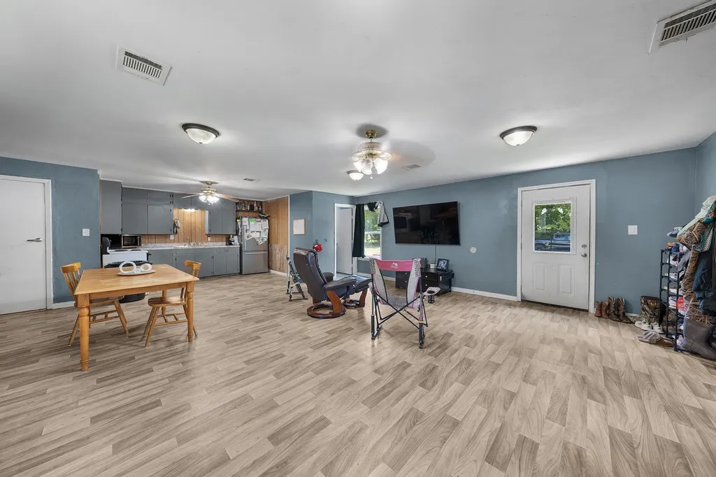 195 N Wood Street Emory TX 75440