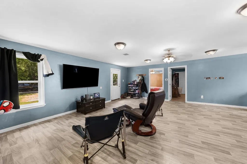 195 N Wood Street Emory TX 75440