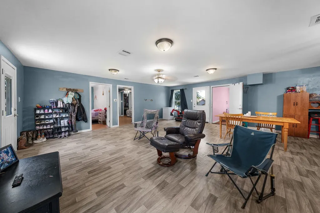 195 N Wood Street Emory TX 75440