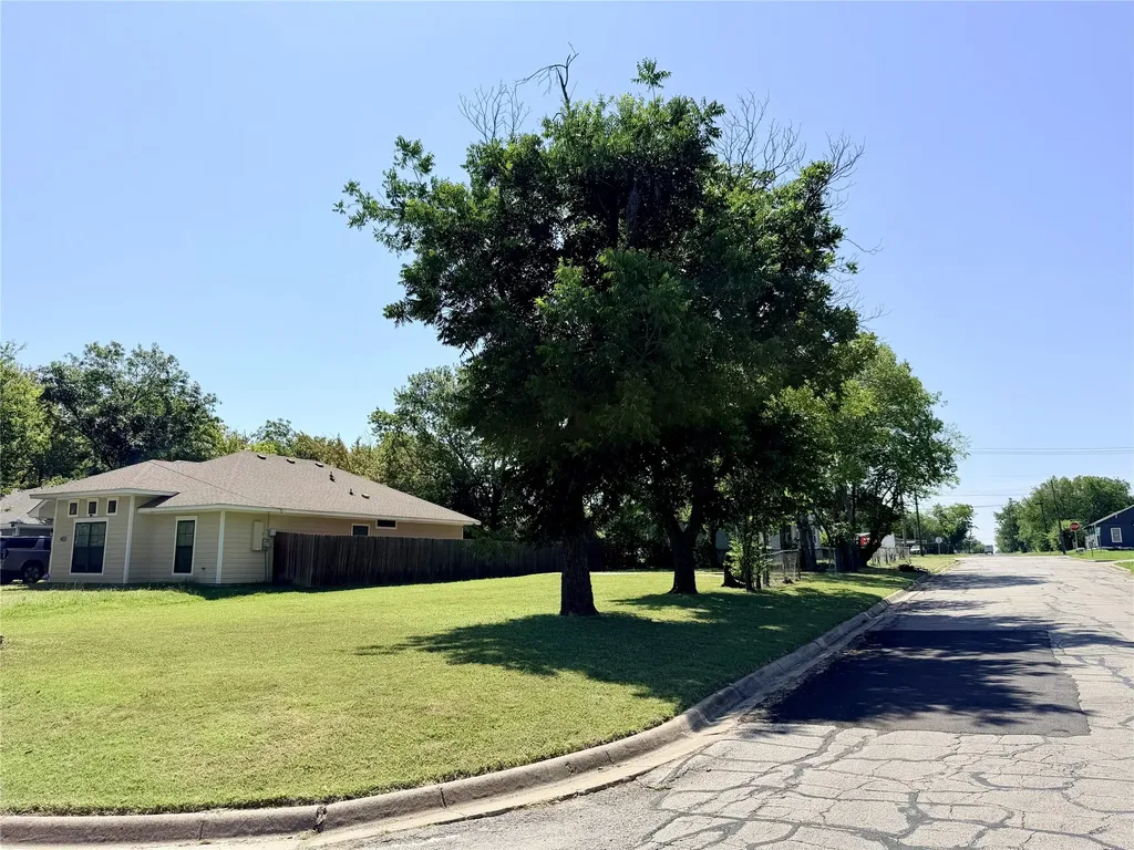 1301 E 6th Avenue Corsicana TX 75110