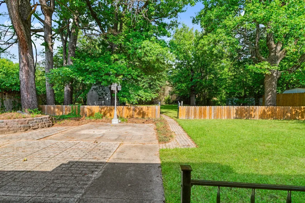 160 NW 28th Street Paris TX 75460