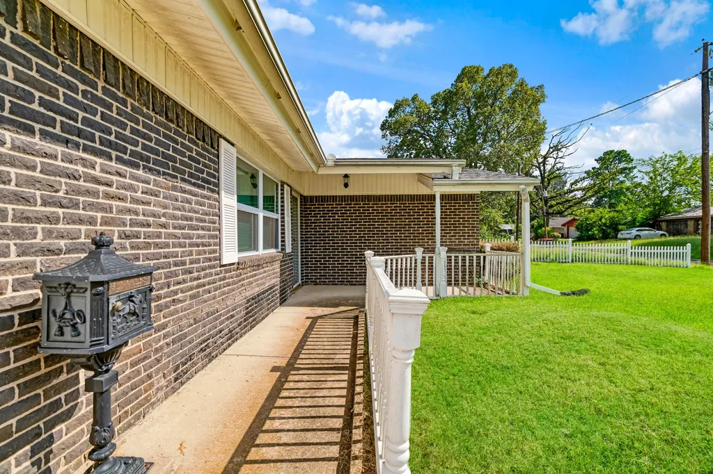 160 NW 28th Street Paris TX 75460
