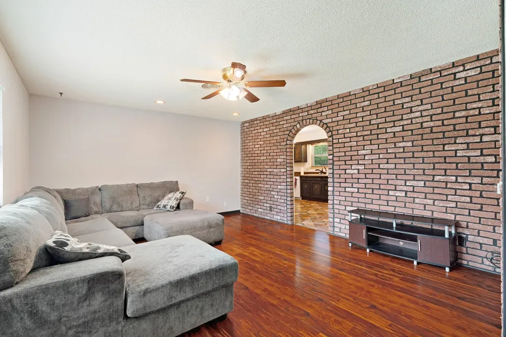 160 NW 28th Street Paris TX 75460