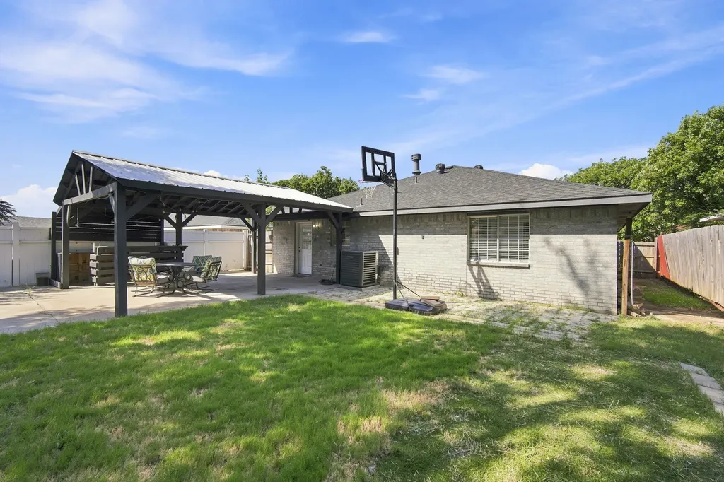 2534 Las Villas Avenue Dallas TX 75211