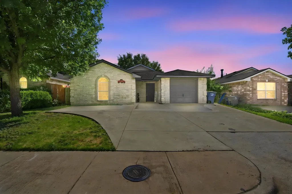 2534 Las Villas Avenue Dallas TX 75211