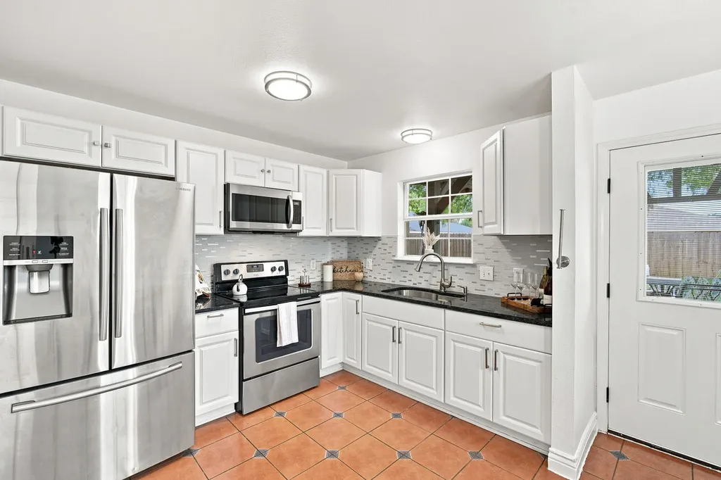 2534 Las Villas Avenue Dallas TX 75211