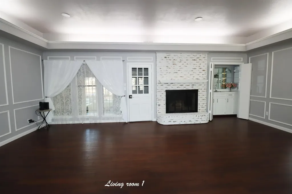 2409 Oakwood Drive Carrollton TX 75006