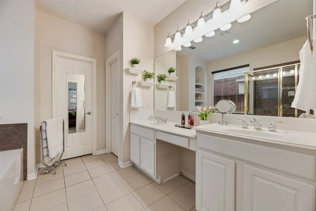 1660 Meadows Avenue Lantana TX 76226