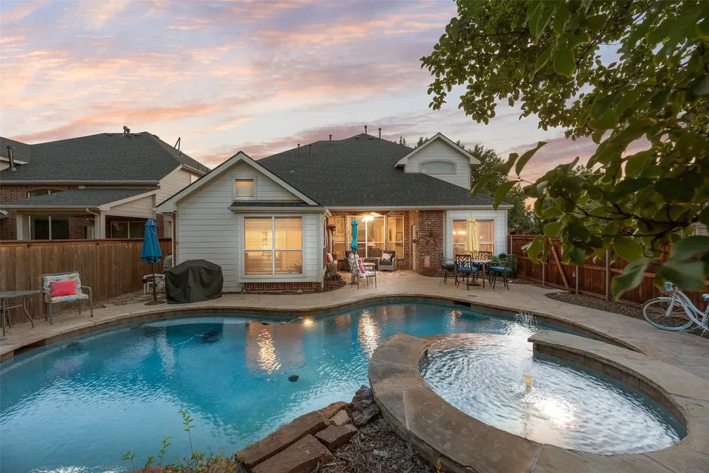 1660 Meadows Avenue Lantana TX 76226
