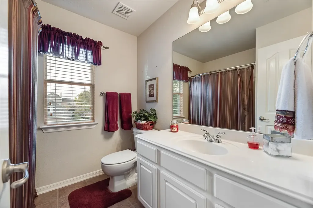 1660 Meadows Avenue Lantana TX 76226