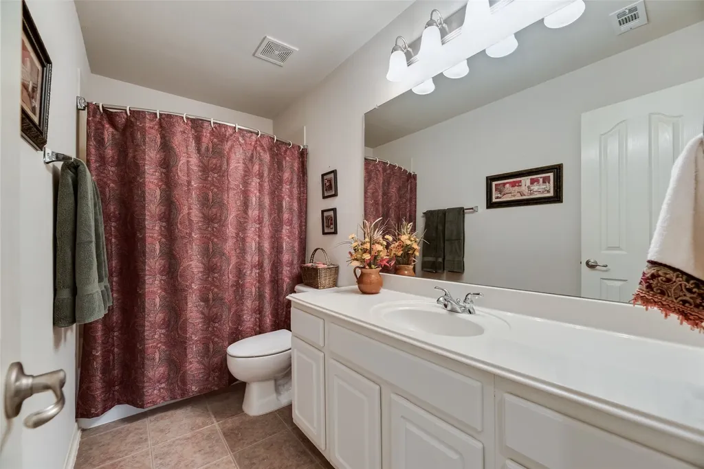 1660 Meadows Avenue Lantana TX 76226