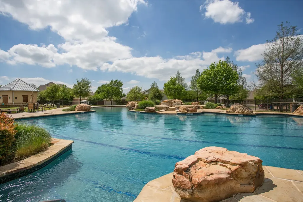 1660 Meadows Avenue Lantana TX 76226