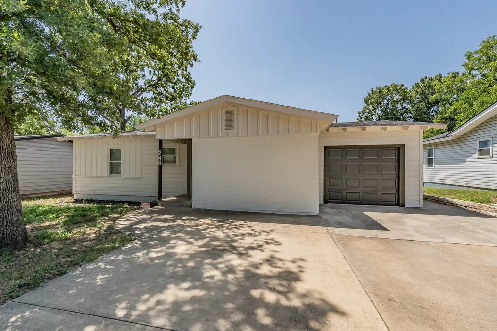 748 W Redbud Drive Hurst TX 76053