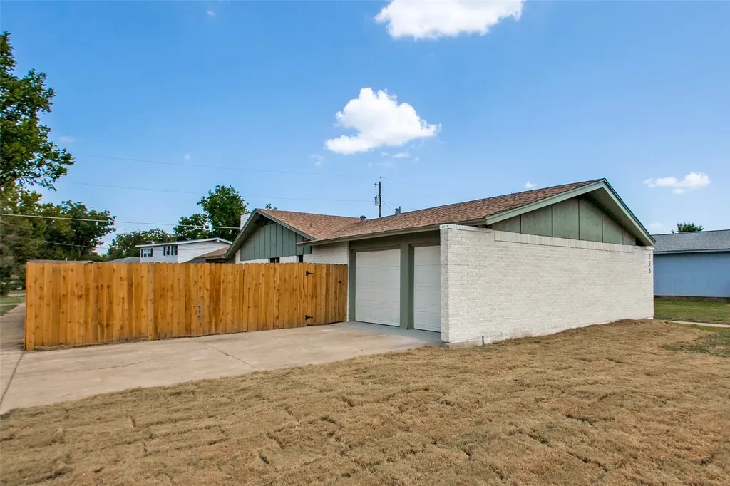 226 N Forest Crest Drive Garland TX 75042