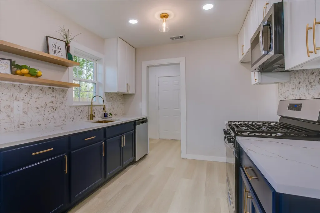 2635 Gladstone Drive Dallas TX 75211