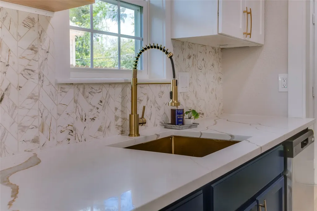 2635 Gladstone Drive Dallas TX 75211