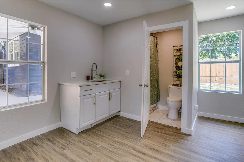 2635 Gladstone Drive Dallas TX 75211