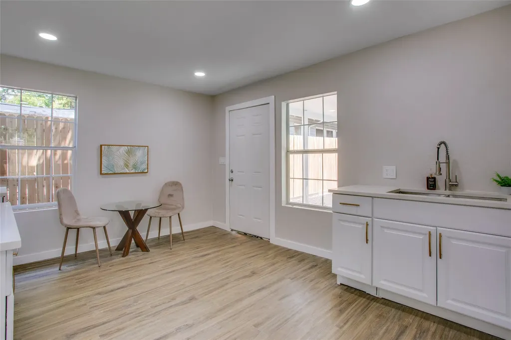 2635 Gladstone Drive Dallas TX 75211